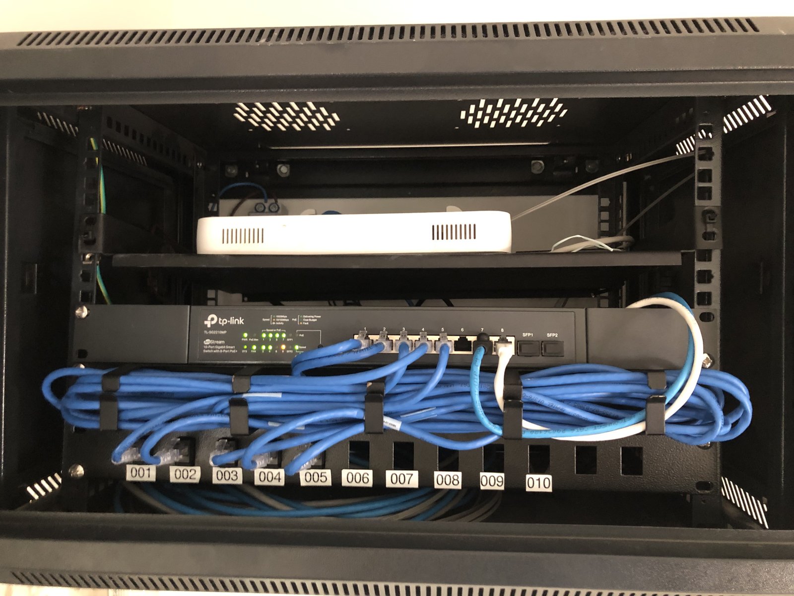Instalación de Wi-Fi y rack de comunicaciones