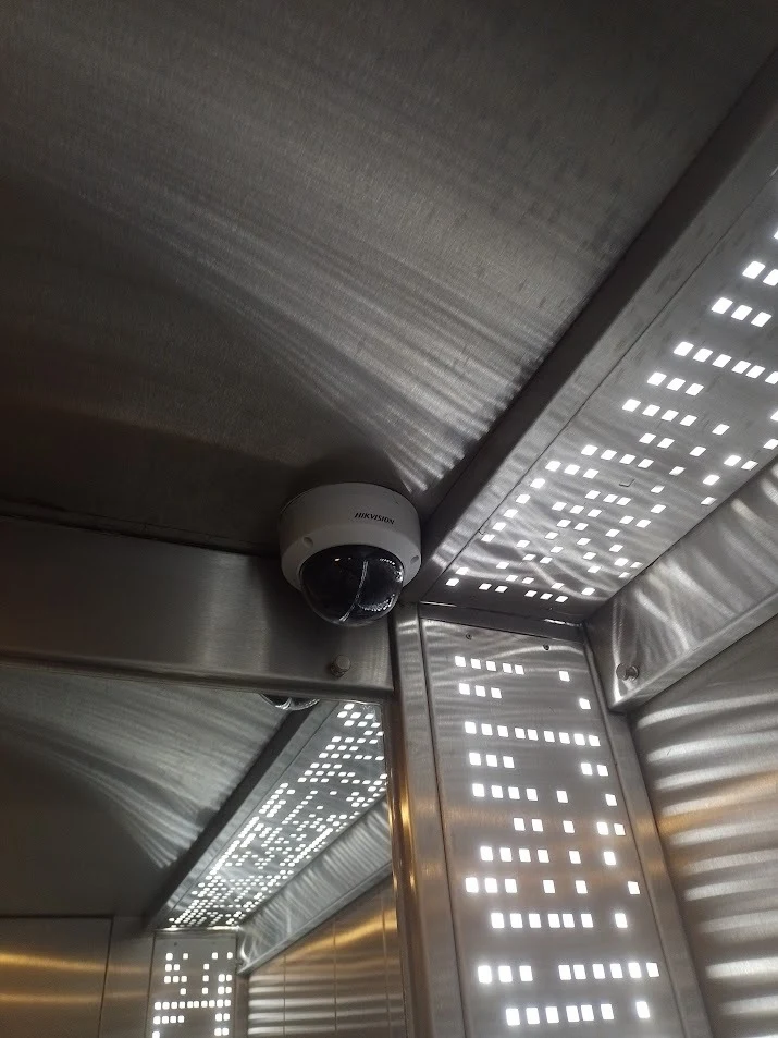 Cámara y conectividad en ascensor